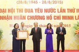 Chủ tịch Quốc hội Nguyễn Sinh Hùng trao tặng Huân chương Hồ Chí Minh cho Bộ Lao động- Thương binh và Xã hội. (Ảnh: Nhan Sáng/TTXVN)