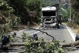 Xe tải bị lực lượng PKK thiêu rụi tại Tunceli, miền đông Thổ Nhĩ Kỳ ngày 2/8. (Nguồn: AFP/TTXVN)