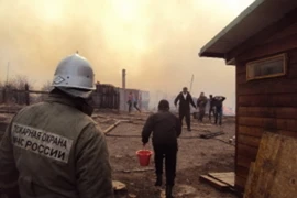 Lính cứu hỏa nỗ lực dập lửa cháy rừng tại vùng Khakassia, miền nam Siberia ngày 12/4. (Nguồn: AFP/TTXVN)