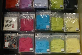 Quần áo sản xuất tại khu công nghiệp Kaesong trưng bày tại một cửa hàng ở Seoul ngày 18/8. (Nguồn: AFP/TTXVN)