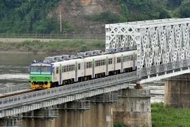 Tàu hỏa Hàn Quốc đi qua khu vực biên giới gần khu phi quân sự (DMZ) ở Paju, phía bắc Seoul. (Nguồn: AFP/TTXVN)