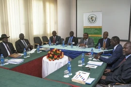 Tổng thống Nam Sudan Salva Kiir (trái) và thủ lĩnh quân nổi dậy Riek Machar (phải) tại vòng đàm phán hòa bình ở Addis Ababa, Ethiopia ngày 3/7. (Nguồn: AFP/TTXVN)