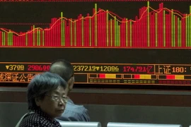 Sắc đỏ tràn ngập sàn giao dịch chứng khoán Bắc Kinh ngày 28/7. (Nguồn: AFP/TTXVN)