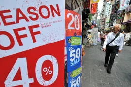 Quảng cáo hạ giá tại một cửa hàng ở trung tâm kinh doanh thủ đô Seoul. (Nguồn: AFP/TTXVN)