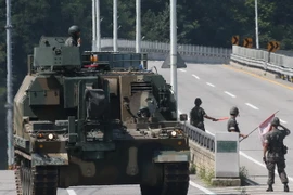 Xe quân sự Hàn Quốc tại thành phố biên giới Paju ngày 17/8. (Nguồn: Yonhap/TTXVN)