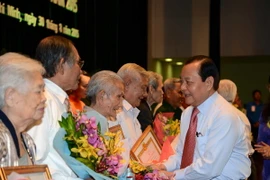 Bí thư Thành ủy TP. Hồ Chí Minh Lê Thanh Hải trao Huy hiệu Huy hiệu 65 năm tuổi đảng cho các đồng chí lão thành cách mạng. (Ảnh: Thanh Vũ/TTXVN)