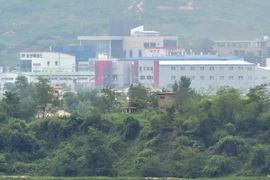 Một tiền đồn của quân đội Triều Tiên phía trước Khu công nghiệp liên Triều Kaesong tại làng đình chiến Panmunjom, Khu vực phi quân sự giữa hai miền Triều Tiên ngày 22/7. (Nguồn: AFP/TTXVN)
