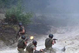 Binh sỹ Ukraine tham gia cuộc tập trận gần Ghytomyr, cách thủ đô Kiev khoảng 150km về phía tây ngày 11/8. (Nguồn: AFP/TTXVN)