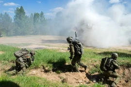 Binh sỹ Đức tham gia cuộc tập trận "Sabre Strike 2015" ở Pabrade, Litva ngày 12/6. (Nguồn: THX/TTXVN)