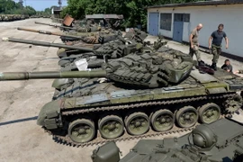 Quân nhân Ukraine kiểm tra các xe tăng T-72 tại thành phố miền tây Lviv ngày 7/8. (Nguồn: AFP/TTXVN)