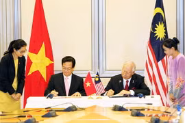 Thủ tướng Nguyễn Tấn Dũng và Thủ tướng Najib Razak ký Tuyên bố về Khuôn khổ quan hệ Đối tác chiến lược Việt Nam-Malaysia. (Ảnh: Đức Tám/TTXVN)