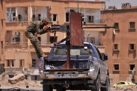 Binh sỹ người Kurd làm nhiệm vụ tại khu vực ngoại ô Al-Nashwa, tỉnh Hasakeh ngày 26/7. (Nguồn: AFP/TTXVN)