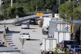 Xe ôtô của Hàn Quốc qua thành phố Paju, tỉnh Gyeonggi tới khu công nghiệp chung Kaesong. (Nguồn: AFP/TTXVN)