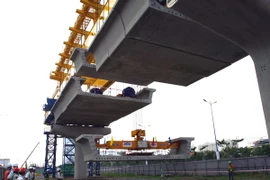 Lắp đặt dầm cầu đầu tiên của dự án xây dựng đường sắt đô thị số 1 - Thành phố Hồ Chí Minh. (Ảnh: Hoàng Hải/TTXVN)