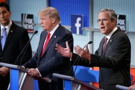 Thống đốc bang Wisconsin Scott Walker, trùm bất động sản Donald Trump và cựu Thống đốc bang Florida Jeb Bush tại cuộc tranh luận. (Nguồn: AFP/TTXVN)