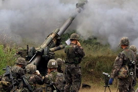 Binh sỹ Hàn Quốc nã pháo về phía vị trí bắn pháo từ Triều Tiên. (Nguồn: Yonhap/TTXVN)