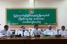 Tổng thư ký USDP U Shwe Mann (giữa) tại cuộc họp báo ở Nay Pyi Taw ngày 12/8. (Nguồn: THX/TTXVN)