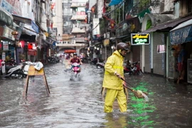 Cảnh ngập úng trên tuyến phố cổ quận Hoàn Kiếm. (Ảnh: Nguyễn Quang/TTXVN phát)