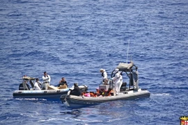 Hải quân Italy cứu những người di cư trên biển Địa Trung Hải. (Nguồn: AFP/TTXVN)