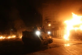 Binh sỹ Liban tuần tra ở thủ đô Beirut sau các cuộc bạo động. (Nguồn: AFP/TTXVN)