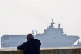 Tàu Sevastopol Mistral trong lần chạy thử đầu tiên ngoài khơi Saint-Nazaire, tây bắc Pháp ngày 16/3. (Nguồn: AFP/TTXVN)