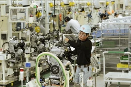 Công nhân làm việc trong nhà máy của Công ty Toyota Đông Nhật Bản ở Taiwa, Miyagi Prefecture (Nhật Bản). (Nguồn: KYODO/TTXVN)