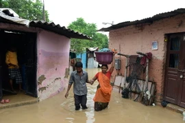 Cảnh ngập lụt sau trận mưa lớn ở Ahmedabad, Ấn Độ ngày 30/7. (Nguồn: AFP/TTXVN)