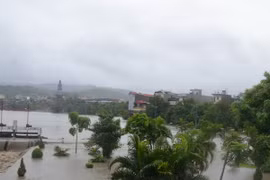 Mưa lớn khiến nước dâng cao tại hồ Công viên phường Quang Trung, thành phố Uông Bí. (Ảnh: Nguyễn Hoàng/TTXVN)
