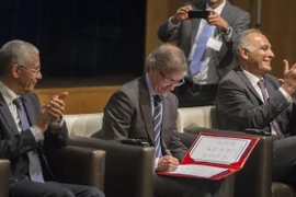 Đặc phái viên LHQ về tình hình Libya Bernardino Leon (giữa) ký tắt vào thỏa thuận hòa bình mới tại Rabat ngày 11/7. (Nguồn: AFP/TTXVN)