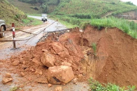 Tuyến đường liên huyện Thông Nông-Bảo Lạc bị sạt lở. (Ảnh: Quân Trang/TTXVN)