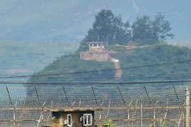 Tiền đồn quân sự Hàn Quốc (phía dưới) và Triều Tiên (phía trên) được nhìn từ thành phố biên giới Paju ngày 21/8. (Nguồn: AFP/TTXVN)