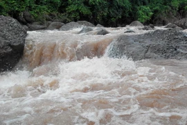 Nước suối Nậm Cuổi, xã Nậm Cuổi, huyện Sìn Hồ, Lai Châu dâng cao và chảy xiết sau những đợt mưa lớn. (Ảnh: Nguyễn Công Hải/TTXVN)