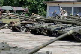 Quân nhân Ukraine kiểm tra các xe tăng T-72 tại thành phố miền tây Lviv ngày 7/8. (Nguồn: AFP/TTXVN)