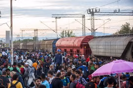 Người di cư tại nhà ga tàu hỏa ở thị trấn Gevgelija, Macedonia ngày 22/8. (Nguồn: AFP/TTXVN)