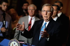 Lãnh đạo đa số tại Thượng viện Mỹ Mitch McConnell (phải) trong cuộc họp báo ở thủ đô Washington ngày 4/8. (Nguồn: AFP/TTXVN)