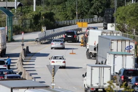Xe ôtô của Hàn Quốc qua thành phố Paju, tỉnh Gyeonggi tới khu công nghiệp chung Kaesong ngày 16/9. (Nguồn: AFP/TTXVN)