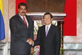 Chủ tịch nước Trương Tấn Sang đón Tổng thống Nicolás Maduro Moros. (Ảnh: Nguyễn Khang/TTXVN)