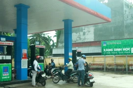 Người dân đổ xăng E5 Ron 92 tại cây xăng trên địa bàn tỉnh Quảng Ngãi. (Ảnh: Sỹ Thắng/TTXVN)