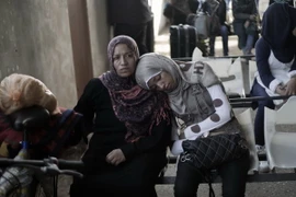 Người dân Palestine chờ qua cửa khẩu Rafah để vào Ai Cập ngày 17/8. (Nguồn: AFP/TTXVN)