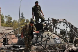 Các chiến binh người Kurd tại khu vực ngoại ô Al-Nashwa, tỉnh Hasakeh ngày 26/7. (Nguồn: AFP/TTXVN)