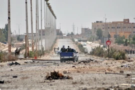 Các chiến binh người Kurd tại khu vực ngoại ô Al-Nashwa, tỉnh Hasakeh của Syria ngày 26/7. (Nguồn: AFP/TTXVN)