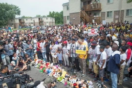 Người dân dự lễ tưởng niệm một năm thanh niên da màu Michael Brown bị cảnh sát bắn chết tại Ferguson, Missouri ngày 9/8. (Nguồn: AFP/TTXVN)