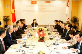 Thủ tướng Nguyễn Tấn Dũng dự tọa đàm bàn tròn với các doanh nghiệp hàng đầu Singapore. (Ảnh: Đức Tám/TTXVN)