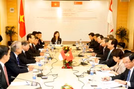 Thủ tướng Nguyễn Tấn Dũng dự tọa đàm bàn tròn với các doanh nghiệp hàng đầu Singapore. (Ảnh: Đức Tám/TTXVN)