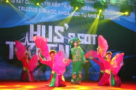 Tiết mục ‘Cô đôi thượng ngàn’ của thí sinh Đinh Thị Trang. (Ảnh: Doãn Đức/Vietnam+)