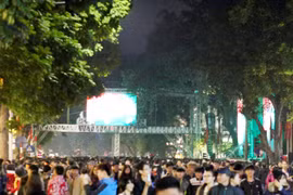 Khu vực hồ Hoàn Kiếm luôn là địa điểm đón lượng người nhiều nhất vào những ngày lễ này. (Ảnh: Doãn Đức/Vietnam+)