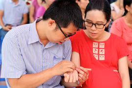 Mỗi cánh của loài cỏ bốn lá đều tượng trưng cho một thứ: cánh lá đầu tiên là sự trung thành, cánh lá thứ hai là hi vọng, cánh thứ ba dành cho tình yêu và cánh cuối cùng là sự may mắn. (Ảnh: Doãn Đức/Vietnam+)