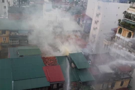 Căn nhà nằm trên tầng 4, rộng khoảng 20m vuông, thời điểm cháy có bà Hiền, 67 tuổi ở trong đã được lực lượng phòng cháy chữa cháy sơ tán ra bên ngoài. (Ảnh: Võ Phương/Vietnam+)