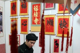 Gian hàng thư pháp Nguyên Lộc được trang trí cầu kì, bắt mắt. (Ảnh: Doãn Đức/Vietnam+)