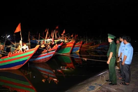 Lực lượng bộ đội biên phòng và Ban Quản lý cảng cá Cửa Sót tuần tra, kiểm soát đảm bảo an ninh khu vực tàu thuyền neo đậu tránh trú bão. (Ảnh: Thành Đạt/TTXVN)